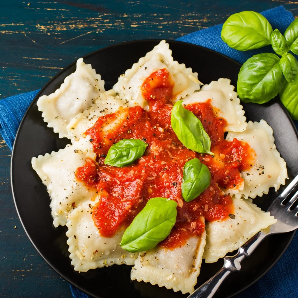 Ravioli mit Spinat, Tofu und Tomatensauce!